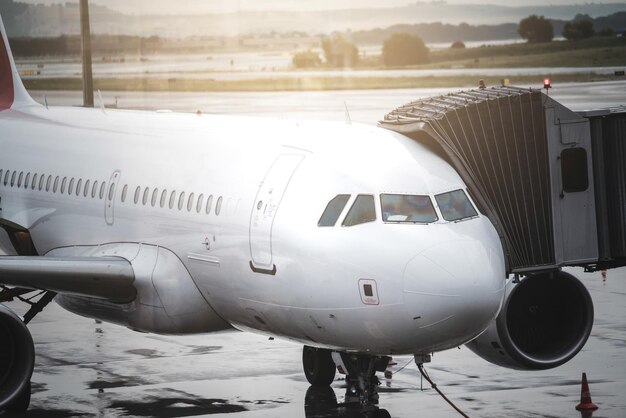 Flugzeug an einem Flughafengebäude