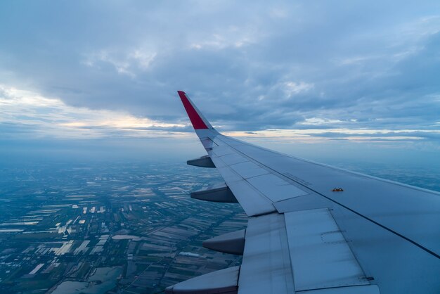 Flugzeug fliegen über Wolken