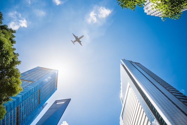 Flugzeug Fliegen über Wolkenkratzer