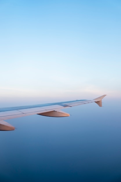 Flugzeugflügel und blauer Himmel