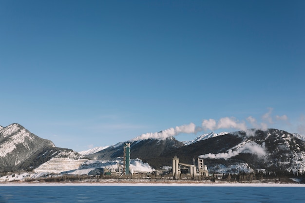 Fluss auf schneebedecktem Gebirgshintergrund