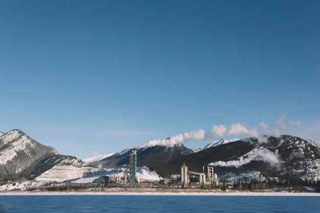 Fluss auf schneebedecktem Gebirgshintergrund