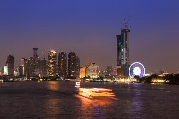 Fluss Chao Phraya und Stadtbild von Bangkok in der Dämmerung