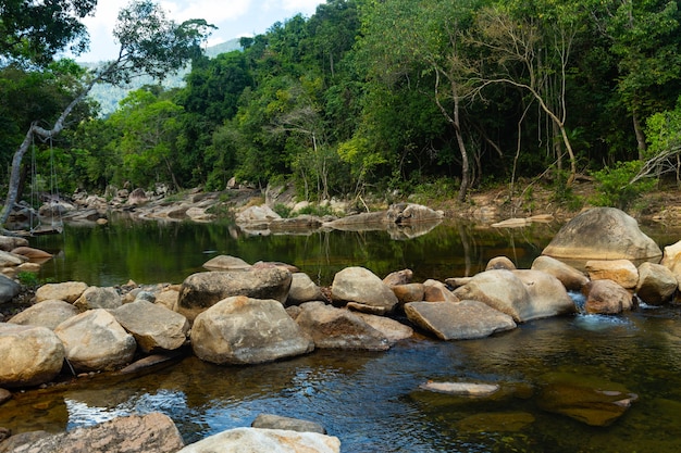 Fluss in der Mitte der Felsen und der Bäume bei Ba Ho Waterfalls Cliff in Vietnam
