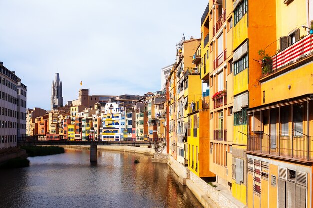 Fluss in Girona in der Tageszeit