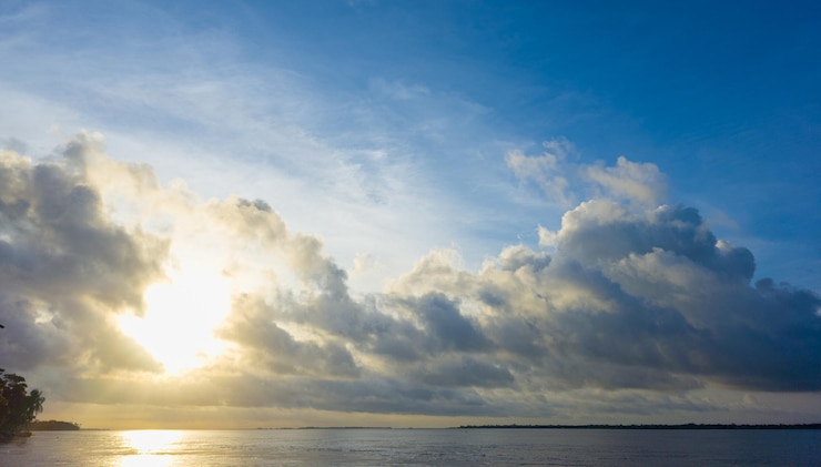 Kostenlose Foto fluss mit weißer schöner wolke am blauen himmel