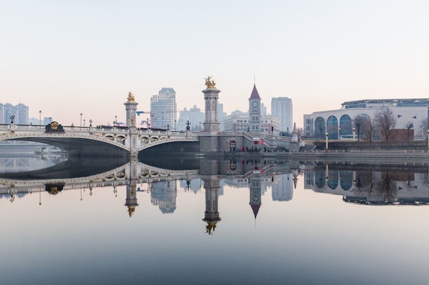 Fluss und moderne Gebäude gegen Himmel