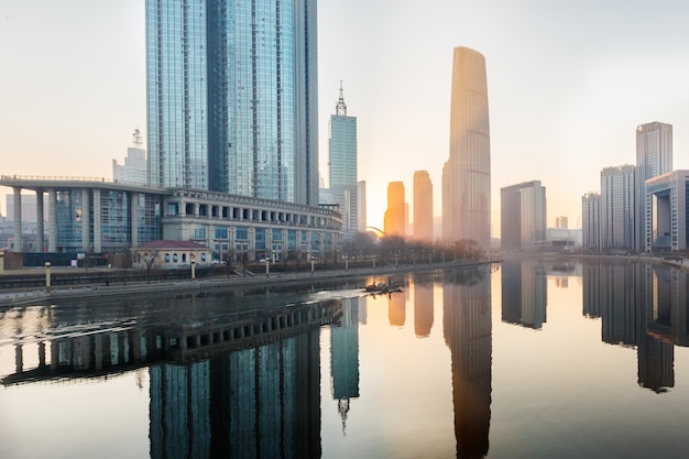 Fluss und moderne Gebäude gegen Himmel