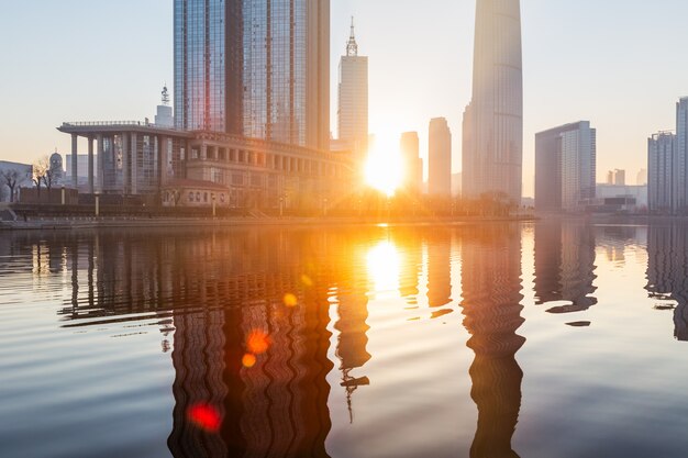 Fluss und moderne Gebäude gegen Himmel