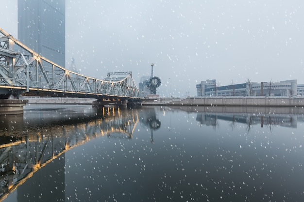 Fluss und moderne Gebäude gegen Himmel