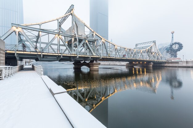 Fluss und moderne Gebäude gegen Himmel