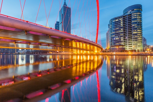 Fluss und moderne Gebäude gegen Himmel