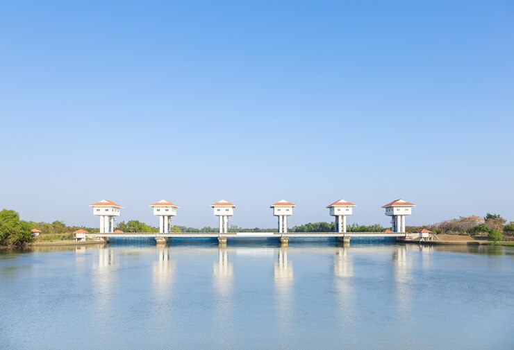 Kostenlose Foto flussdamm für bewässerung und hochwasserschutz in thailand
