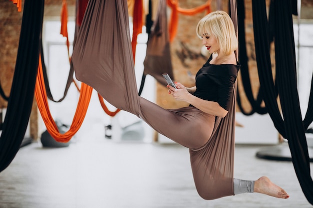 Fly Yoga-Ausbilderin im Fitnessstudio