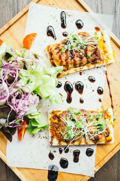 Foie gras oben auf brot mit sauce