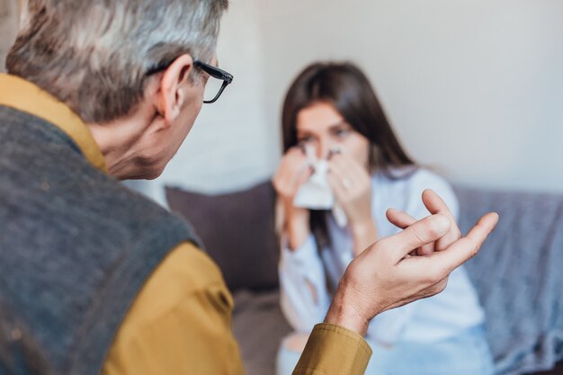 Fokus auf leitender Psychologe mit seinem Patienten