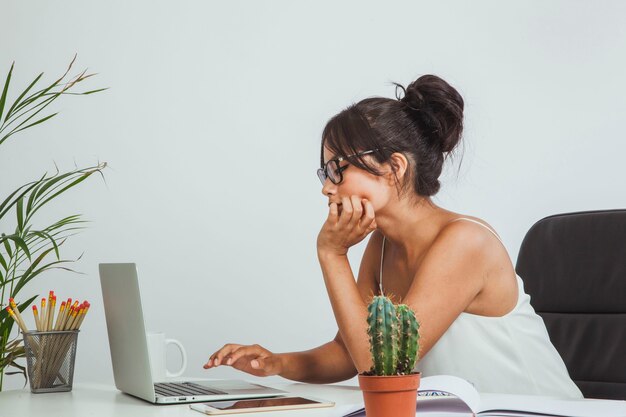 Fokussierte geschäftsfrau arbeitet mit laptop