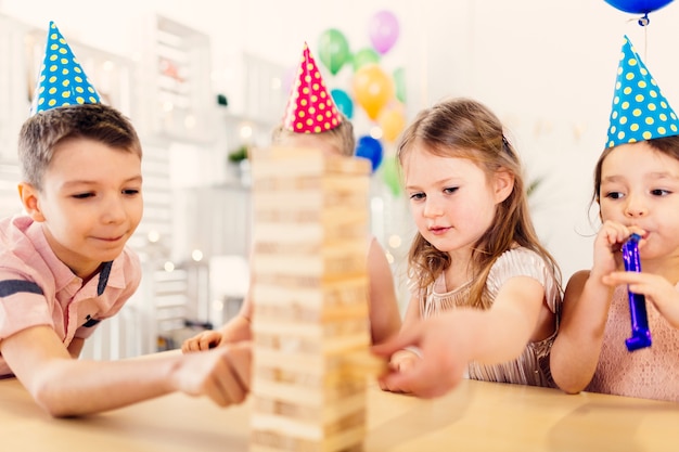 Fokussierte Kinder, die Spaß mit Spiel haben