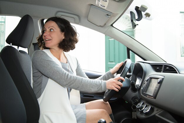 Fokussiertes Autofahrerparkauto auf Gasse