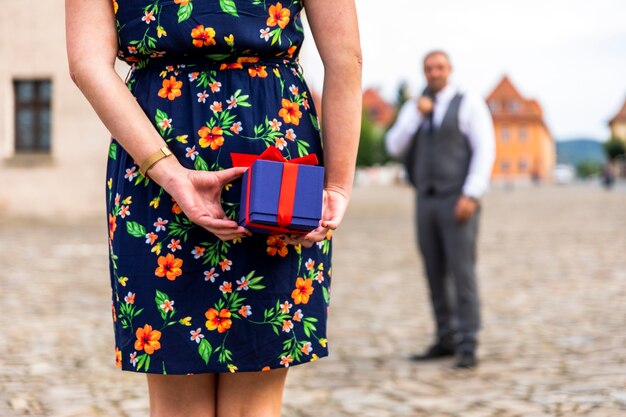 Fokussiertes Geschenk für Mann im Hintergrund