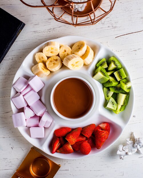 Fondue mit Früchten auf dem Tisch