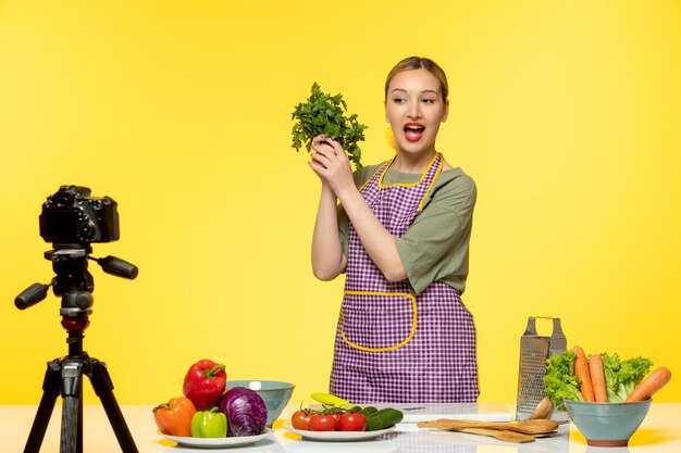 Food-Blogger, hübscher, süßer, gesunder Koch, der Videos für soziale Medien mit Petersilie aufnimmt