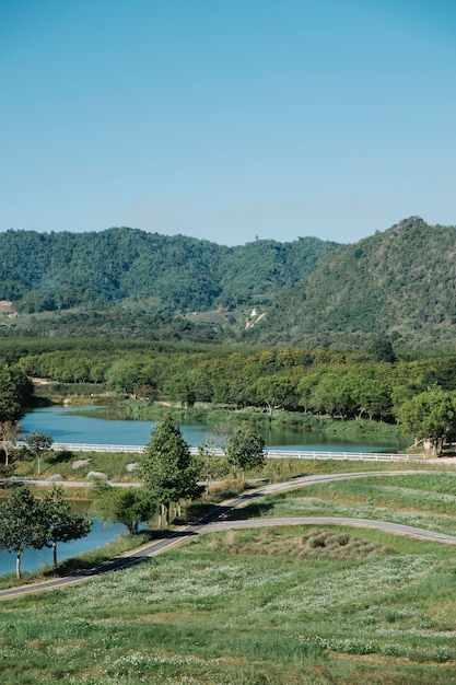 Forest Park, Fluss und blauer Himmel