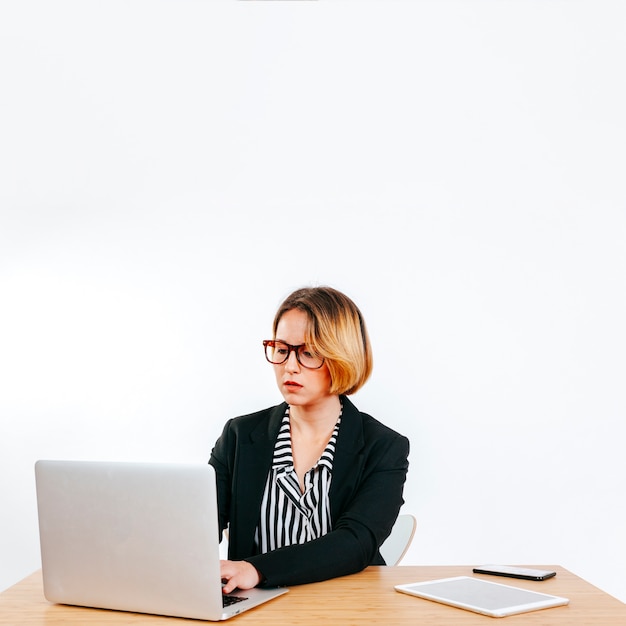 Formale Frau, die mit Laptop arbeitet