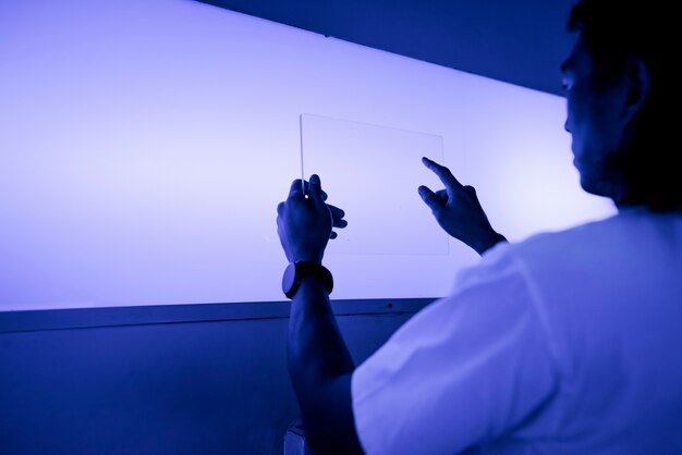 Forscher mit einer transparenten futuristischen Technologie für digitale Tablet-Bildschirme