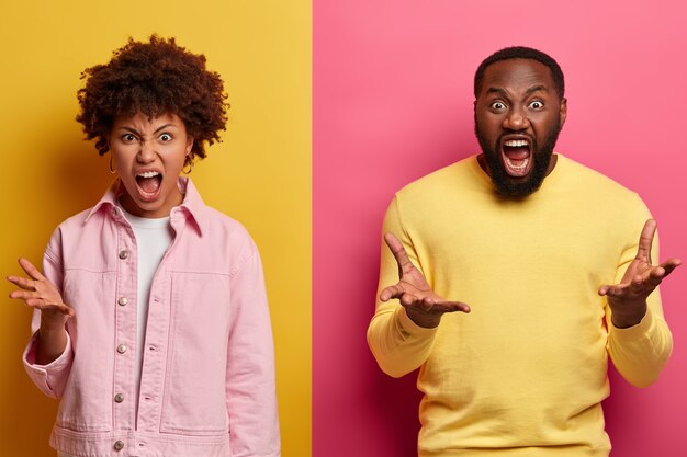 Foto der aggressiven verrückten ethnischen Afro-Frau und Mann gestikulieren wütend