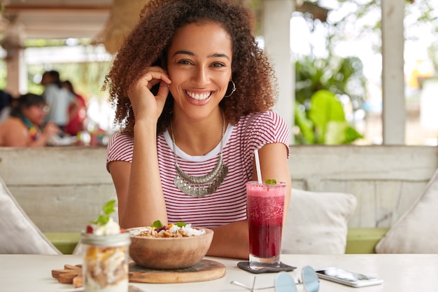 Foto der attraktiven schwarzen Frau hat Afro-Frisur