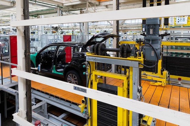 Foto der Automobilproduktionslinie Schweißkarosserie Modernes Automontagewerk Autoindustrie Innenraum einer Hightech-Fabrik