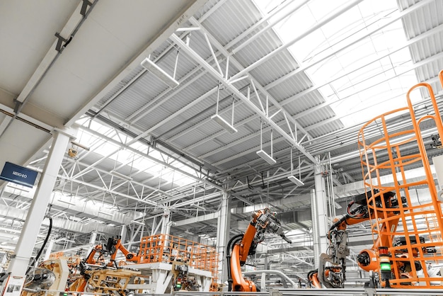 Foto der Automobilproduktionslinie Schweißkarosserie Modernes Automontagewerk Autoindustrie Innenraum einer modernen Produktion einer Hightech-Fabrik