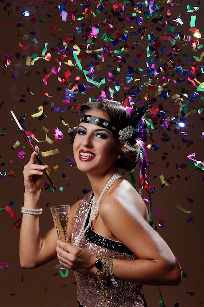 Foto der glücklichen Partyfrau mit confetta Hintergrund