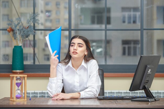 Foto der jungen Dame, die Notizbuch hält und denkt Foto der hohen Qualität