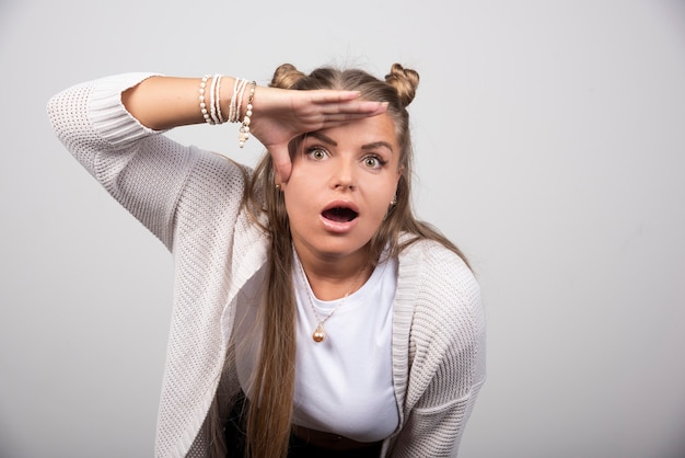 Kostenloses Foto foto der jungen frau, die weg schaut und aufwirft.