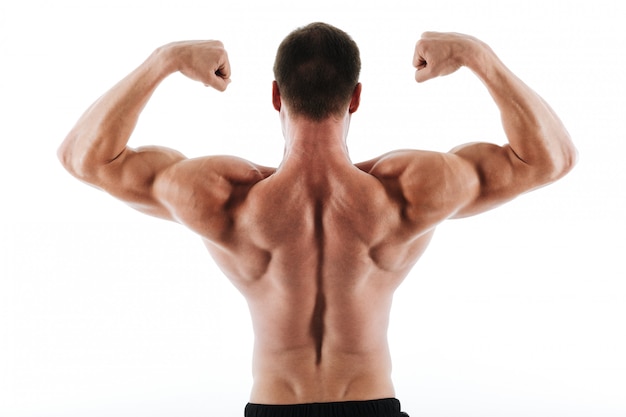 Foto des athletischen jungen Mannes, der seine Rücken- und Bizepsmuskeln zeigt