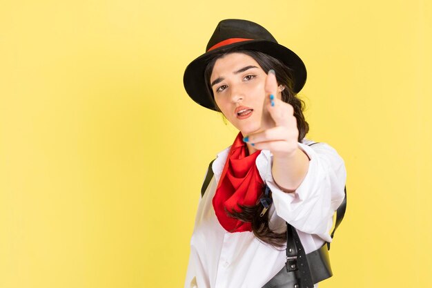 Foto des jungen Cowgirls auf gelbem Hintergrund Foto in hoher Qualität