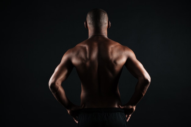 Foto des muskulösen afroamerikanischen Sportmanns zurück