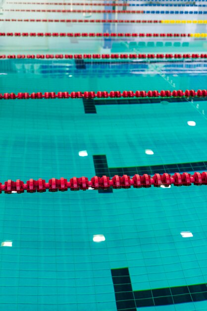 Foto des Swimmingpools mit Begrenzungsschnüren