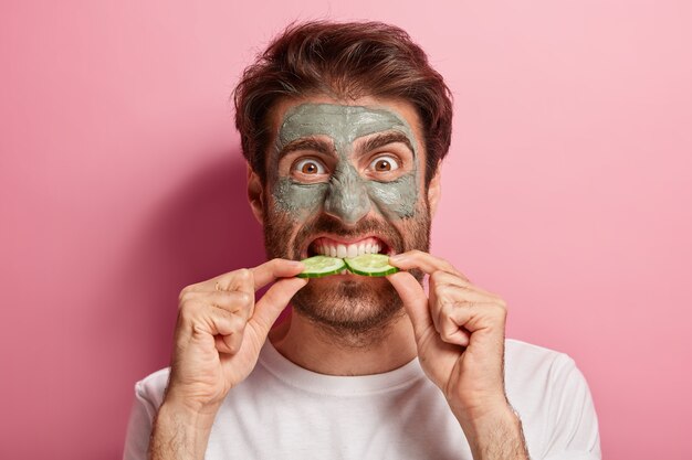 Foto eines gepflegten Mannes, der seine Schönheitsroutine tut