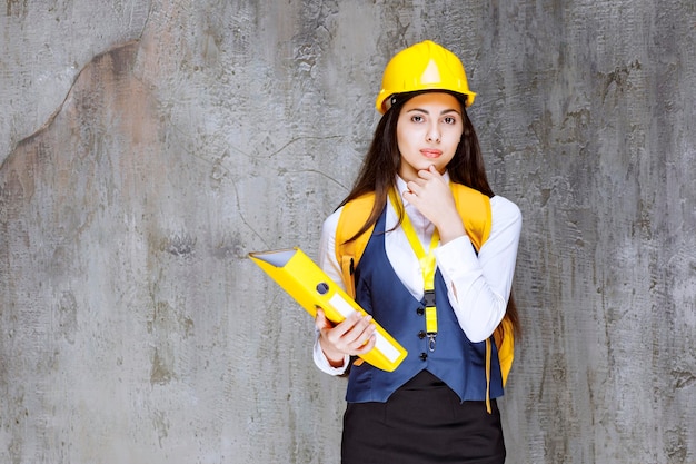 Foto eines jungen Ingenieurs mit stehendem und posierendem Helm. Foto in hoher Qualität