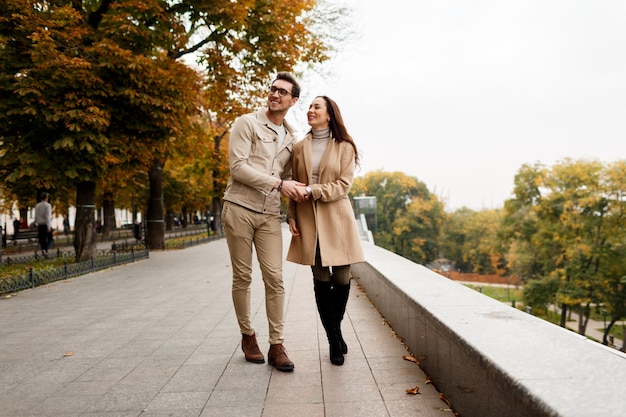 Foto im Freien der glücklichen jungen Frau mit ihrem Freund, der Datum genießt. Kalte Jahreszeit.