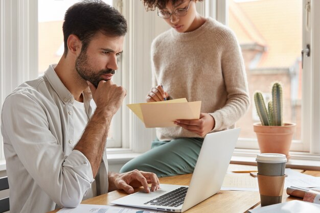 Foto von beschäftigten Mitarbeitern genießen Arbeitsprozess