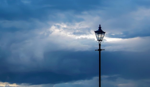 Foto von bewölktem Himmel in der Abenddämmerung mit klassischer Straßenlaterne