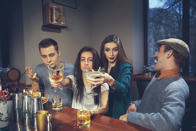 Foto von freudigen freunden in der bar oder in der kneipe, die miteinander kommunizieren