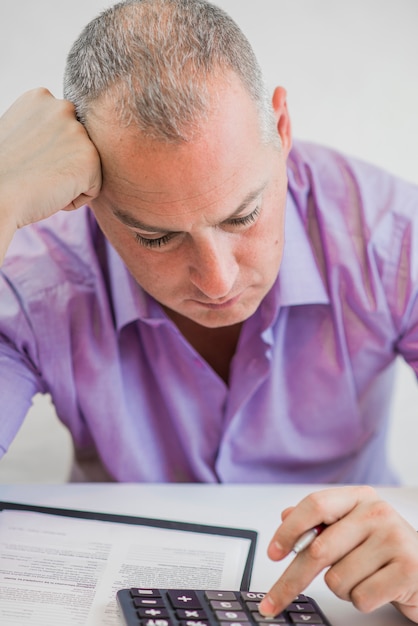 Foto von Young Depressed Geschäftsmann Sitzung Im Büro