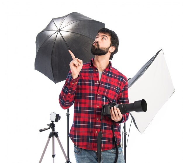 Fotograf Denken über weißem Hintergrund