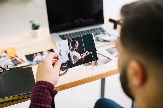 Fotograf, der Bild betrachtet