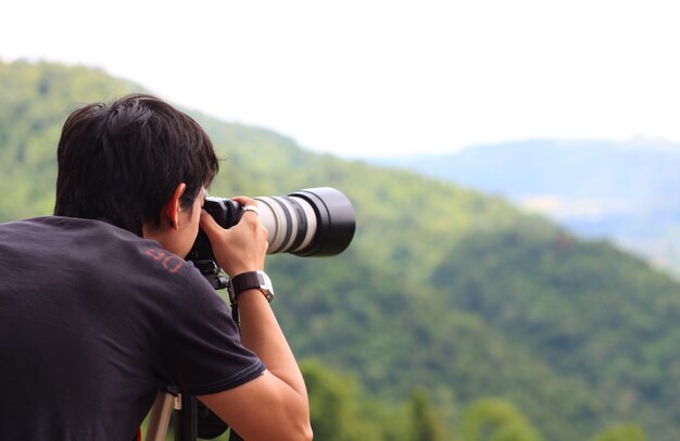 Fotograf, der ein Foto im Freien macht